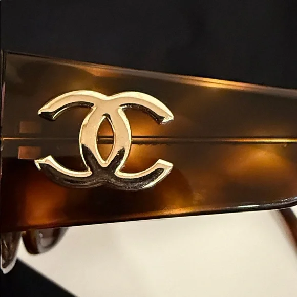 CHANEL Tortoise Shell Sunglasses - Picture 4 of 7